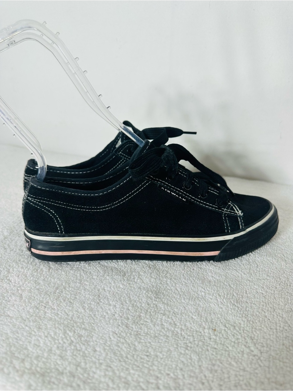 Airwalk Kicks Black Suede Low Top Sneakers Pink Double Stripe Trim Size 7.5
